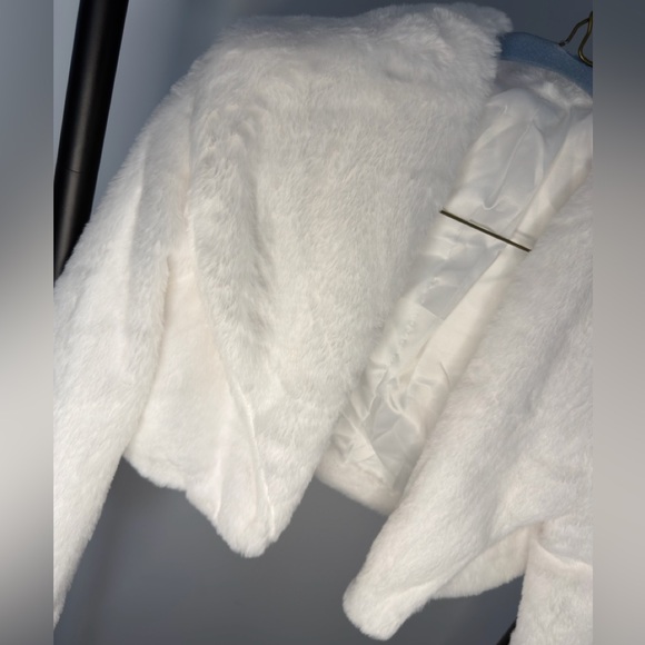 Elegant White Faux Fur Jacket NWOT - Picture 2 of 3